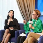 Mariya Efrosinina Instagram - Є дві новини, щодо ситуації з психологічним станом ветеранів- добра та погана. Добра полягає в тому, що про цю проблему та про етику поведінки цивільних із учасниками бойових дій говорять, та говорять багато- вона реально є соціальною повісткою. Принаймні факт того, що всі впливові заходи включають її в панелі для обговорення, не зважаючи на те, що їхні формати такого ніколи не передбачали. От як Київський Міжнародний Економічний Форум @forumkyiv наприклад. А далі йдуть погані новини… Згідно дослідженням та показникам: - суспільство не знає, як має правильно спілкуватися та поводитися з людьми у військовій формі та ветеранами з важкими пораненнями та ампутаціями. - більшість населення вважає, що ветеран війни - це той, хто вже відсторонений від служби через фізичну непринадність, що є хибною думкою. - мало хто в тилу готовий до того, що ПТСР, з якими захисники та захисниці повертатимуться додому- це клінічний діагноз, який має важкі поведінкові прояви і потребує лікування. І ми сьогодні бачимо достатньо агресивну реакцію цивільного населення на це. Відбувається це через необізнаність, або через небажання поцікавитися, як має бути. - у держави немає єдиної системи надання допомоги ТАКІЙ кількості ветеранів. Як і всі верстви в країні, ця теж не була готова до війни та таких наслідків. - підприємства та державні установи лише розробляють інструменти працевлаштування воїнів, особливо із пораненнями. - самі ветерани не хочуть звертатися по психологічну допомогу. Або попросту - не можуть, через важкість та глибину психологічних травм. Треба розробляти національну програму привернення не лише їх уваги, але й довіри до фахівців. На цьому зупинюся, бо перечитала перелік, і сама хочу піти вдаритися головою об стіну. Але я розумію, що треба починати дивитися проблемам в очі. Ми стільки всього подолали: жах,страхи, горе, живемо в непрестанній трагедії наших міст, рідних та знайомих.. Ми подолаємо і це. І знаєте як? Починаючи з себе! Якщо, прочитавши цей допис, ви загуглите «як правильно поводитися з військовими?», потрапите на поради фахівців. А потім розкажіть прочитане дітям.. Ми ж продовжуватимемо працювати з цією темою. Як, сподіваюся, і держава. Kyiv, Ukraine