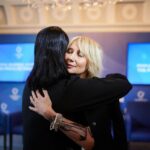 Mariya Efrosinina Instagram - Є дві новини, щодо ситуації з психологічним станом ветеранів- добра та погана. Добра полягає в тому, що про цю проблему та про етику поведінки цивільних із учасниками бойових дій говорять, та говорять багато- вона реально є соціальною повісткою. Принаймні факт того, що всі впливові заходи включають її в панелі для обговорення, не зважаючи на те, що їхні формати такого ніколи не передбачали. От як Київський Міжнародний Економічний Форум @forumkyiv наприклад. А далі йдуть погані новини… Згідно дослідженням та показникам: - суспільство не знає, як має правильно спілкуватися та поводитися з людьми у військовій формі та ветеранами з важкими пораненнями та ампутаціями. - більшість населення вважає, що ветеран війни - це той, хто вже відсторонений від служби через фізичну непринадність, що є хибною думкою. - мало хто в тилу готовий до того, що ПТСР, з якими захисники та захисниці повертатимуться додому- це клінічний діагноз, який має важкі поведінкові прояви і потребує лікування. І ми сьогодні бачимо достатньо агресивну реакцію цивільного населення на це. Відбувається це через необізнаність, або через небажання поцікавитися, як має бути. - у держави немає єдиної системи надання допомоги ТАКІЙ кількості ветеранів. Як і всі верстви в країні, ця теж не була готова до війни та таких наслідків. - підприємства та державні установи лише розробляють інструменти працевлаштування воїнів, особливо із пораненнями. - самі ветерани не хочуть звертатися по психологічну допомогу. Або попросту - не можуть, через важкість та глибину психологічних травм. Треба розробляти національну програму привернення не лише їх уваги, але й довіри до фахівців. На цьому зупинюся, бо перечитала перелік, і сама хочу піти вдаритися головою об стіну. Але я розумію, що треба починати дивитися проблемам в очі. Ми стільки всього подолали: жах,страхи, горе, живемо в непрестанній трагедії наших міст, рідних та знайомих.. Ми подолаємо і це. І знаєте як? Починаючи з себе! Якщо, прочитавши цей допис, ви загуглите «як правильно поводитися з військовими?», потрапите на поради фахівців. А потім розкажіть прочитане дітям.. Ми ж продовжуватимемо працювати з цією темою. Як, сподіваюся, і держава. Kyiv, Ukraine