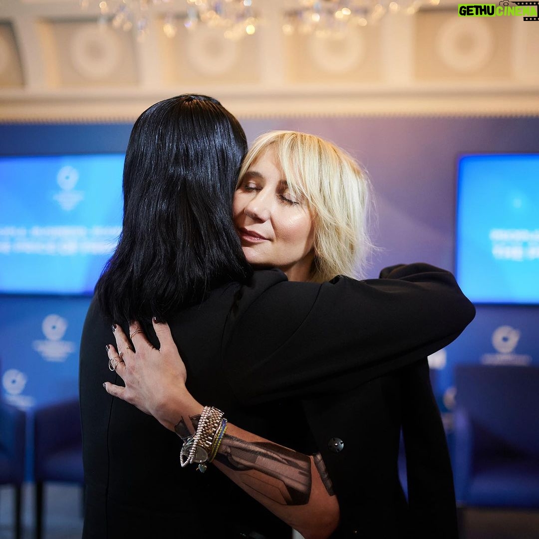 Mariya Efrosinina Instagram - Є дві новини, щодо ситуації з психологічним станом ветеранів- добра та погана. Добра полягає в тому, що про цю проблему та про етику поведінки цивільних із учасниками бойових дій говорять, та говорять багато- вона реально є соціальною повісткою. Принаймні факт того, що всі впливові заходи включають її в панелі для обговорення, не зважаючи на те, що їхні формати такого ніколи не передбачали. От як Київський Міжнародний Економічний Форум @forumkyiv наприклад. А далі йдуть погані новини… Згідно дослідженням та показникам: - суспільство не знає, як має правильно спілкуватися та поводитися з людьми у військовій формі та ветеранами з важкими пораненнями та ампутаціями. - більшість населення вважає, що ветеран війни - це той, хто вже відсторонений від служби через фізичну непринадність, що є хибною думкою. - мало хто в тилу готовий до того, що ПТСР, з якими захисники та захисниці повертатимуться додому- це клінічний діагноз, який має важкі поведінкові прояви і потребує лікування. І ми сьогодні бачимо достатньо агресивну реакцію цивільного населення на це. Відбувається це через необізнаність, або через небажання поцікавитися, як має бути. - у держави немає єдиної системи надання допомоги ТАКІЙ кількості ветеранів. Як і всі верстви в країні, ця теж не була готова до війни та таких наслідків. - підприємства та державні установи лише розробляють інструменти працевлаштування воїнів, особливо із пораненнями. - самі ветерани не хочуть звертатися по психологічну допомогу. Або попросту - не можуть, через важкість та глибину психологічних травм. Треба розробляти національну програму привернення не лише їх уваги, але й довіри до фахівців. На цьому зупинюся, бо перечитала перелік, і сама хочу піти вдаритися головою об стіну. Але я розумію, що треба починати дивитися проблемам в очі. Ми стільки всього подолали: жах,страхи, горе, живемо в непрестанній трагедії наших міст, рідних та знайомих.. Ми подолаємо і це. І знаєте як? Починаючи з себе! Якщо, прочитавши цей допис, ви загуглите «як правильно поводитися з військовими?», потрапите на поради фахівців. А потім розкажіть прочитане дітям.. Ми ж продовжуватимемо працювати з цією темою. Як, сподіваюся, і держава. Kyiv, Ukraine
