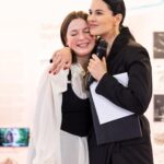 Mariya Efrosinina Instagram - А ви знали, що аж 73% молоді України віком від 14 до 34 років кажуть, що потребують емоційної чи психологічної підтримки? Проте, лише 30% із них звертались по допомогу. А міжнародне дослідження, проведене у 11 країнах на замовлення третього Саміту перших леді та джентльменів, показало: молоді люди 13-24 років уникають говорити про ментальне здоров’я з фахівцями. Вони схильні думати, що це соромно, і може вплинути на їхні стосунки в сім’ї, в школі або на роботі. В рамках виставки Христі Храновської @hrystia «Щоденники війни: непочуті голоси українських дітей» організація UNISEF @unicef_ukraine познайомила всіх присутніх з 6 молодими людьми, які розповіли нам свої історії великої війни: Софія, 17 років Тікала з Маріуполя під обстрілами. Тато загинув. Довірилася психологу, стабілізує свій стан. Даніїл, 18 років Близька йому людина стикнулася з онко діагнозом. Він наполіг на лікуванні, не залишивши її саму, хоча міг піклуватися лише про свою безпеку. Вважає, що ніколи не пізно почати спілкуватися і жити. Любов, 19 років. Пережила жахливий досвід абьюзивних стосунків. Вийшла з них своєю силою волі. Відновлюється з допомогою психологічної допомоги та підтримки коханого у нових здорових стосунках. Поліна, 21 рік Інсульт у підлітковому віці! Не здалася, змогла заняттями змусити своє тіло функціонувати. Зараз багато допомагає іншим. Проводить велику соціальну роботу. Валерія, 19 років Спроба самогубства при наявності серйозного психологічного діагнозу. Стикнулася з ганебною поведінкою та ставленням до себе з боку системи. Вирішила не мовчати та працювати задля змін подібного ставлення до людей з психологічними розладами. Віолетта, 15 років Активістка з…Нової Каховки. Вона та її однодумці не бояться виділятися та розбивати соціальні стереотипи. Язик не повертається називати їх дітьми. Вони не соромляться просити про допомогу, бо знають їй ціну та є дуже сильними. Незважаючи на важкі розповіді, вони вселяють надію та віру, що ми матимемо краще суспільство та сильне прогресивне покоління! Аби тільки у вільній та мирній країні. *Дякуємо та підтримуємо задля цього наші Збройні Сили! Kyiv, Ukraine