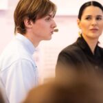 Mariya Efrosinina Instagram - А ви знали, що аж 73% молоді України віком від 14 до 34 років кажуть, що потребують емоційної чи психологічної підтримки? Проте, лише 30% із них звертались по допомогу. А міжнародне дослідження, проведене у 11 країнах на замовлення третього Саміту перших леді та джентльменів, показало: молоді люди 13-24 років уникають говорити про ментальне здоров’я з фахівцями. Вони схильні думати, що це соромно, і може вплинути на їхні стосунки в сім’ї, в школі або на роботі. В рамках виставки Христі Храновської @hrystia «Щоденники війни: непочуті голоси українських дітей» організація UNISEF @unicef_ukraine познайомила всіх присутніх з 6 молодими людьми, які розповіли нам свої історії великої війни: Софія, 17 років Тікала з Маріуполя під обстрілами. Тато загинув. Довірилася психологу, стабілізує свій стан. Даніїл, 18 років Близька йому людина стикнулася з онко діагнозом. Він наполіг на лікуванні, не залишивши її саму, хоча міг піклуватися лише про свою безпеку. Вважає, що ніколи не пізно почати спілкуватися і жити. Любов, 19 років. Пережила жахливий досвід абьюзивних стосунків. Вийшла з них своєю силою волі. Відновлюється з допомогою психологічної допомоги та підтримки коханого у нових здорових стосунках. Поліна, 21 рік Інсульт у підлітковому віці! Не здалася, змогла заняттями змусити своє тіло функціонувати. Зараз багато допомагає іншим. Проводить велику соціальну роботу. Валерія, 19 років Спроба самогубства при наявності серйозного психологічного діагнозу. Стикнулася з ганебною поведінкою та ставленням до себе з боку системи. Вирішила не мовчати та працювати задля змін подібного ставлення до людей з психологічними розладами. Віолетта, 15 років Активістка з…Нової Каховки. Вона та її однодумці не бояться виділятися та розбивати соціальні стереотипи. Язик не повертається називати їх дітьми. Вони не соромляться просити про допомогу, бо знають їй ціну та є дуже сильними. Незважаючи на важкі розповіді, вони вселяють надію та віру, що ми матимемо краще суспільство та сильне прогресивне покоління! Аби тільки у вільній та мирній країні. *Дякуємо та підтримуємо задля цього наші Збройні Сили! Kyiv, Ukraine