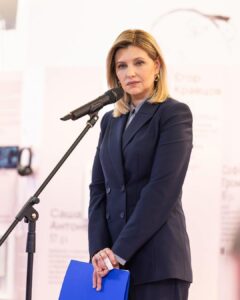 Mariya Efrosinina Instagram - А ви знали, що аж 73% молоді України віком від 14 до 34 років кажуть, що потребують емоційної чи психологічної підтримки? Проте, лише 30% із них звертались по допомогу. А міжнародне дослідження, проведене у 11 країнах на замовлення третього Саміту перших леді та джентльменів, показало: молоді люди 13-24 років уникають говорити про ментальне здоров’я з фахівцями. Вони схильні думати, що це соромно, і може вплинути на їхні стосунки в сім’ї, в школі або на роботі. В рамках виставки Христі Храновської @hrystia «Щоденники війни: непочуті голоси українських дітей» організація UNISEF @unicef_ukraine познайомила всіх присутніх з 6 молодими людьми, які розповіли нам свої історії великої війни: Софія, 17 років Тікала з Маріуполя під обстрілами. Тато загинув. Довірилася психологу, стабілізує свій стан. Даніїл, 18 років Близька йому людина стикнулася з онко діагнозом. Він наполіг на лікуванні, не залишивши її саму, хоча міг піклуватися лише про свою безпеку. Вважає, що ніколи не пізно почати спілкуватися і жити. Любов, 19 років. Пережила жахливий досвід абьюзивних стосунків. Вийшла з них своєю силою волі. Відновлюється з допомогою психологічної допомоги та підтримки коханого у нових здорових стосунках. Поліна, 21 рік Інсульт у підлітковому віці! Не здалася, змогла заняттями змусити своє тіло функціонувати. Зараз багато допомагає іншим. Проводить велику соціальну роботу. Валерія, 19 років Спроба самогубства при наявності серйозного психологічного діагнозу. Стикнулася з ганебною поведінкою та ставленням до себе з боку системи. Вирішила не мовчати та працювати задля змін подібного ставлення до людей з психологічними розладами. Віолетта, 15 років Активістка з…Нової Каховки. Вона та її однодумці не бояться виділятися та розбивати соціальні стереотипи. Язик не повертається називати їх дітьми. Вони не соромляться просити про допомогу, бо знають їй ціну та є дуже сильними. Незважаючи на важкі розповіді, вони вселяють надію та віру, що ми матимемо краще суспільство та сильне прогресивне покоління! Аби тільки у вільній та мирній країні. *Дякуємо та підтримуємо задля цього наші Збройні Сили! Kyiv, Ukraine