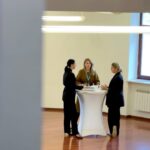 Mariya Efrosinina Instagram - А ви знали, що аж 73% молоді України віком від 14 до 34 років кажуть, що потребують емоційної чи психологічної підтримки? Проте, лише 30% із них звертались по допомогу. А міжнародне дослідження, проведене у 11 країнах на замовлення третього Саміту перших леді та джентльменів, показало: молоді люди 13-24 років уникають говорити про ментальне здоров’я з фахівцями. Вони схильні думати, що це соромно, і може вплинути на їхні стосунки в сім’ї, в школі або на роботі. В рамках виставки Христі Храновської @hrystia «Щоденники війни: непочуті голоси українських дітей» організація UNISEF @unicef_ukraine познайомила всіх присутніх з 6 молодими людьми, які розповіли нам свої історії великої війни: Софія, 17 років Тікала з Маріуполя під обстрілами. Тато загинув. Довірилася психологу, стабілізує свій стан. Даніїл, 18 років Близька йому людина стикнулася з онко діагнозом. Він наполіг на лікуванні, не залишивши її саму, хоча міг піклуватися лише про свою безпеку. Вважає, що ніколи не пізно почати спілкуватися і жити. Любов, 19 років. Пережила жахливий досвід абьюзивних стосунків. Вийшла з них своєю силою волі. Відновлюється з допомогою психологічної допомоги та підтримки коханого у нових здорових стосунках. Поліна, 21 рік Інсульт у підлітковому віці! Не здалася, змогла заняттями змусити своє тіло функціонувати. Зараз багато допомагає іншим. Проводить велику соціальну роботу. Валерія, 19 років Спроба самогубства при наявності серйозного психологічного діагнозу. Стикнулася з ганебною поведінкою та ставленням до себе з боку системи. Вирішила не мовчати та працювати задля змін подібного ставлення до людей з психологічними розладами. Віолетта, 15 років Активістка з…Нової Каховки. Вона та її однодумці не бояться виділятися та розбивати соціальні стереотипи. Язик не повертається називати їх дітьми. Вони не соромляться просити про допомогу, бо знають їй ціну та є дуже сильними. Незважаючи на важкі розповіді, вони вселяють надію та віру, що ми матимемо краще суспільство та сильне прогресивне покоління! Аби тільки у вільній та мирній країні. *Дякуємо та підтримуємо задля цього наші Збройні Сили! Kyiv, Ukraine
