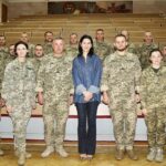 Mariya Efrosinina Instagram - Чи знаєте ви, хто такі військові капелани? Це священнослужителі, які отримали мандат на право здійснення військової капеланськоі діяльності с правом на проходження військової служби. Говорячи простою мовою, для наших воїнів на фронті вони сьогодні і писихологи, і духовні наставники, і побратими, і рідні люди.. Вчора я зустрілася вже з третьою групою військових капеланів, які вступили до Військового Інституту КНУ ім. Тараса Шевченка. Здавалося, що в нас може бути спільного? Але розмова тривала більше години. Ці зрілі та досвідчені чоловіки ( багато з них вже кілька років перебувають на фронті) беруть на себе всі стани наших військових: допомагають їм впоратися із всіма психологічними навантаженнями, страхами та болем. Вони ж готують їх до адаптації до мирного життя по повернені до родин з передової. А ми у @masha.foundation намагаємось до того ж підготувати жінок в тилу. Розмова була важка. Здається, що масштаб проблем безкінечний. Чоловіки та жінки втомилися. Дуже. Воїни демотивовані тим, що бачать «нарядне» життя наших міст, жінки не хочуть ділитися болем, мовляв «а кому зараз легко».. Домовились допомагати одне одним: запропонувала капеланам спрямовувати до наших фахівців дружин військових. Вони ж попросили більше привертати увагу до того, щоб військові бачили, що їх цінують та підтримують. Інакше, біда. І я з ними згодна. Якщо ви раптом ловите себе на думці, що в вашому житті є щось цінніше за допомогу військовим сьогодні, одразу усвідомлюйте одну річ - якщо наші воїни не втримаються, всі ваші «найцінніші цінності» зникнуть в одну мить і не матимуть вже жодного значення. Військовий інститут КНУ імені Тараса Шевченка