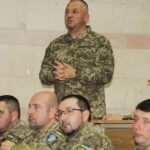 Mariya Efrosinina Instagram - Чи знаєте ви, хто такі військові капелани? Це священнослужителі, які отримали мандат на право здійснення військової капеланськоі діяльності с правом на проходження військової служби. Говорячи простою мовою, для наших воїнів на фронті вони сьогодні і писихологи, і духовні наставники, і побратими, і рідні люди.. Вчора я зустрілася вже з третьою групою військових капеланів, які вступили до Військового Інституту КНУ ім. Тараса Шевченка. Здавалося, що в нас може бути спільного? Але розмова тривала більше години. Ці зрілі та досвідчені чоловіки ( багато з них вже кілька років перебувають на фронті) беруть на себе всі стани наших військових: допомагають їм впоратися із всіма психологічними навантаженнями, страхами та болем. Вони ж готують їх до адаптації до мирного життя по повернені до родин з передової. А ми у @masha.foundation намагаємось до того ж підготувати жінок в тилу. Розмова була важка. Здається, що масштаб проблем безкінечний. Чоловіки та жінки втомилися. Дуже. Воїни демотивовані тим, що бачать «нарядне» життя наших міст, жінки не хочуть ділитися болем, мовляв «а кому зараз легко».. Домовились допомагати одне одним: запропонувала капеланам спрямовувати до наших фахівців дружин військових. Вони ж попросили більше привертати увагу до того, щоб військові бачили, що їх цінують та підтримують. Інакше, біда. І я з ними згодна. Якщо ви раптом ловите себе на думці, що в вашому житті є щось цінніше за допомогу військовим сьогодні, одразу усвідомлюйте одну річ - якщо наші воїни не втримаються, всі ваші «найцінніші цінності» зникнуть в одну мить і не матимуть вже жодного значення. Військовий інститут КНУ імені Тараса Шевченка