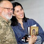Mariya Efrosinina Instagram - Чи знаєте ви, хто такі військові капелани? Це священнослужителі, які отримали мандат на право здійснення військової капеланськоі діяльності с правом на проходження військової служби. Говорячи простою мовою, для наших воїнів на фронті вони сьогодні і писихологи, і духовні наставники, і побратими, і рідні люди.. Вчора я зустрілася вже з третьою групою військових капеланів, які вступили до Військового Інституту КНУ ім. Тараса Шевченка. Здавалося, що в нас може бути спільного? Але розмова тривала більше години. Ці зрілі та досвідчені чоловіки ( багато з них вже кілька років перебувають на фронті) беруть на себе всі стани наших військових: допомагають їм впоратися із всіма психологічними навантаженнями, страхами та болем. Вони ж готують їх до адаптації до мирного життя по повернені до родин з передової. А ми у @masha.foundation намагаємось до того ж підготувати жінок в тилу. Розмова була важка. Здається, що масштаб проблем безкінечний. Чоловіки та жінки втомилися. Дуже. Воїни демотивовані тим, що бачать «нарядне» життя наших міст, жінки не хочуть ділитися болем, мовляв «а кому зараз легко».. Домовились допомагати одне одним: запропонувала капеланам спрямовувати до наших фахівців дружин військових. Вони ж попросили більше привертати увагу до того, щоб військові бачили, що їх цінують та підтримують. Інакше, біда. І я з ними згодна. Якщо ви раптом ловите себе на думці, що в вашому житті є щось цінніше за допомогу військовим сьогодні, одразу усвідомлюйте одну річ - якщо наші воїни не втримаються, всі ваші «найцінніші цінності» зникнуть в одну мить і не матимуть вже жодного значення. Військовий інститут КНУ імені Тараса Шевченка