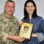 Mariya Efrosinina Instagram - Чи знаєте ви, хто такі військові капелани? Це священнослужителі, які отримали мандат на право здійснення військової капеланськоі діяльності с правом на проходження військової служби. Говорячи простою мовою, для наших воїнів на фронті вони сьогодні і писихологи, і духовні наставники, і побратими, і рідні люди.. Вчора я зустрілася вже з третьою групою військових капеланів, які вступили до Військового Інституту КНУ ім. Тараса Шевченка. Здавалося, що в нас може бути спільного? Але розмова тривала більше години. Ці зрілі та досвідчені чоловіки ( багато з них вже кілька років перебувають на фронті) беруть на себе всі стани наших військових: допомагають їм впоратися із всіма психологічними навантаженнями, страхами та болем. Вони ж готують їх до адаптації до мирного життя по повернені до родин з передової. А ми у @masha.foundation намагаємось до того ж підготувати жінок в тилу. Розмова була важка. Здається, що масштаб проблем безкінечний. Чоловіки та жінки втомилися. Дуже. Воїни демотивовані тим, що бачать «нарядне» життя наших міст, жінки не хочуть ділитися болем, мовляв «а кому зараз легко».. Домовились допомагати одне одним: запропонувала капеланам спрямовувати до наших фахівців дружин військових. Вони ж попросили більше привертати увагу до того, щоб військові бачили, що їх цінують та підтримують. Інакше, біда. І я з ними згодна. Якщо ви раптом ловите себе на думці, що в вашому житті є щось цінніше за допомогу військовим сьогодні, одразу усвідомлюйте одну річ - якщо наші воїни не втримаються, всі ваші «найцінніші цінності» зникнуть в одну мить і не матимуть вже жодного значення. Військовий інститут КНУ імені Тараса Шевченка