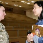 Mariya Efrosinina Instagram - Чи знаєте ви, хто такі військові капелани? Це священнослужителі, які отримали мандат на право здійснення військової капеланськоі діяльності с правом на проходження військової служби. Говорячи простою мовою, для наших воїнів на фронті вони сьогодні і писихологи, і духовні наставники, і побратими, і рідні люди.. Вчора я зустрілася вже з третьою групою військових капеланів, які вступили до Військового Інституту КНУ ім. Тараса Шевченка. Здавалося, що в нас може бути спільного? Але розмова тривала більше години. Ці зрілі та досвідчені чоловіки ( багато з них вже кілька років перебувають на фронті) беруть на себе всі стани наших військових: допомагають їм впоратися із всіма психологічними навантаженнями, страхами та болем. Вони ж готують їх до адаптації до мирного життя по повернені до родин з передової. А ми у @masha.foundation намагаємось до того ж підготувати жінок в тилу. Розмова була важка. Здається, що масштаб проблем безкінечний. Чоловіки та жінки втомилися. Дуже. Воїни демотивовані тим, що бачать «нарядне» життя наших міст, жінки не хочуть ділитися болем, мовляв «а кому зараз легко».. Домовились допомагати одне одним: запропонувала капеланам спрямовувати до наших фахівців дружин військових. Вони ж попросили більше привертати увагу до того, щоб військові бачили, що їх цінують та підтримують. Інакше, біда. І я з ними згодна. Якщо ви раптом ловите себе на думці, що в вашому житті є щось цінніше за допомогу військовим сьогодні, одразу усвідомлюйте одну річ - якщо наші воїни не втримаються, всі ваші «найцінніші цінності» зникнуть в одну мить і не матимуть вже жодного значення. Військовий інститут КНУ імені Тараса Шевченка