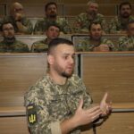 Mariya Efrosinina Instagram - Чи знаєте ви, хто такі військові капелани? Це священнослужителі, які отримали мандат на право здійснення військової капеланськоі діяльності с правом на проходження військової служби. Говорячи простою мовою, для наших воїнів на фронті вони сьогодні і писихологи, і духовні наставники, і побратими, і рідні люди.. Вчора я зустрілася вже з третьою групою військових капеланів, які вступили до Військового Інституту КНУ ім. Тараса Шевченка. Здавалося, що в нас може бути спільного? Але розмова тривала більше години. Ці зрілі та досвідчені чоловіки ( багато з них вже кілька років перебувають на фронті) беруть на себе всі стани наших військових: допомагають їм впоратися із всіма психологічними навантаженнями, страхами та болем. Вони ж готують їх до адаптації до мирного життя по повернені до родин з передової. А ми у @masha.foundation намагаємось до того ж підготувати жінок в тилу. Розмова була важка. Здається, що масштаб проблем безкінечний. Чоловіки та жінки втомилися. Дуже. Воїни демотивовані тим, що бачать «нарядне» життя наших міст, жінки не хочуть ділитися болем, мовляв «а кому зараз легко».. Домовились допомагати одне одним: запропонувала капеланам спрямовувати до наших фахівців дружин військових. Вони ж попросили більше привертати увагу до того, щоб військові бачили, що їх цінують та підтримують. Інакше, біда. І я з ними згодна. Якщо ви раптом ловите себе на думці, що в вашому житті є щось цінніше за допомогу військовим сьогодні, одразу усвідомлюйте одну річ - якщо наші воїни не втримаються, всі ваші «найцінніші цінності» зникнуть в одну мить і не матимуть вже жодного значення. Військовий інститут КНУ імені Тараса Шевченка