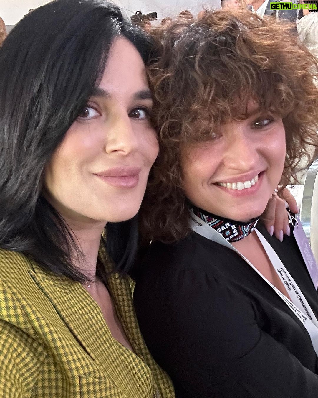 Mariya Efrosinina Instagram - Цьогорічний Саміт Перших Леді та Джентльменів був повністю присвячений ментальному здоровʼю. Це означає, що держава не лише визнає значущість цієї проблеми, але й привертає увагу світу до неї, розраховуючи на підтримку та допомогу. Як сказала влучно @olenazelenska_official : “Завжди, коли слухаєш звіти фахівців про те, з чим нам доведеться стикнутися в питаннях психологічного стану українців, стає дуже страшно. А потім ті самі фахівці розповідають, що є певні дії, експертиза та напрацювання, як допомагати виходити з цього, .. і знов наповнюєшся оптимізмом.» Так, є методи та бажання допомагати. Не вистачає бажання та віри самих постраждалих. Але це зовсім інша тема, про це згодом. На Саміті @summit_flg я вперше за півтора року зустріла просто космічну кількість знайомих, побачила тих, з ким хотілося просто обійнятися. Пораділа тому, що люди так само віддані своїм справам та допомозі іншим. Прийняла ряд рішень по роботі @masha.foundation та Центру «Незламна». Ментальний стан українців - це наша майбутня економіка, розвиток, відновлення та, Боже, це все необхідне для повернення країни до повноцінного життя! Прошу, не нехтуйте своїм поганим настроєм, розладами поведінки та емоцій. Ці стани природні зараз, але це можна «полагодити». Турбота про себе - це найголовніше, що ми маємо виконувати, в тому числі і для нашої перемоги. Kyiv, Ukraine