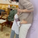 Mariya Efrosinina Instagram - Я швидше хочу січень.. Тому що ми знов почнемо підготовку до нових змін наших реабілітаційних таборів «Незламна Мама».. Тому що, коли я бачу такі випускні, чую такі відгуки, дивлюся в яскраві очі жінок, які ще при заїзді були без ознак життя, я можу відчувати сенс та внутрішню опору. Це відео з нашої останньої в цьому році зміни. Вона шістдесята за рахунком! Вдумайтеся, шістдесята!!! Кожна зміна нараховує в середньому 60 осіб: матері та їхні діти! В цій же було 84 особи та 20 психологів.. Важка робота для всіх: для жінок - це три тижні щоденних терапій, для психологів та методистів - все це пропрацювати, вивезти морально, бути готовими до різних складнощів.. Я пишаюся всіма нашими підопічними, які, попри сумніви та вагання, відважилися витратити на себе три тижні. Я вклоняюся нашим фахівчиням, які набули за цей рік такого досвіду та експертності, що далі ми зможемо бути готовими до всього… Да, власне, вони майже все й бачили: серед підопічних «Незламної Мами» вдови військових, матері та дружини полонених та зниклих без вісті, жінки, які самі пройшли полон та страшні знущання ворога.. «Незламна Мама» - напрямок, який @masha.foundation заснував найпершим у 2022 році. Загалом за 20 місяців наші табори надали допомогу близько 3 000 жінок та дітей! Тому зараз захотілася розказати саме про нього. Далі поділюся не менш важливими для всієї нашої команди напрямками Фонду…Не просто фонду, а моєї родини та величезної справи мого життя.
