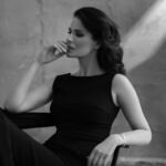 Mariya Efrosinina Instagram - Особисто я сьогодні не чекаю на малюнок від сина чи на букет від чоловіка. Для мене цей день вже багато років не про святкування взагалі. Це привід в котре згадати, який складний і тернистий шлях подолали жінки світу, щоб ми мали доступ до базових прав людини. Могли навчатися, голосувати, працювати на колись “виключно чоловічих” посадах, претендувати на гідну оплату праці… Рівність і повага - це не про неголені пахви, а про можливості вибирати, якою ти хочеш бути. Обирати і бути нею. Вибираєш ходити на підборах - ходи, вибираєш керувати заводом - керуй, вибираєш бути матір’ю - будь, вибираєш не народжувати - не народжуй, вибираєш захищати свою країну на війні - захищай. Ключ до всього - ТИ. Сьогодні я не тільки розмірковую, а ще й багато чого планую. Мені одного дня замало, щоб це все здійснити. Тому оголошую цей березень - Березнем Жінок! І присвячую його вам. Протягом всього місяця ми будемо обговорювати з вами важливе. Збиратимемо на допомогу жінкам, які нас захищають. І навіть зустрінемося з вами …Скоро про все розкажу. А поки, Дівчата, дорослі й ні.. кожна з вас, підійдіть до дзеркала подивіться на себе, побачте там себе- красиву, нестримну, вільну… і усміхніться. Я захоплююся вами!
