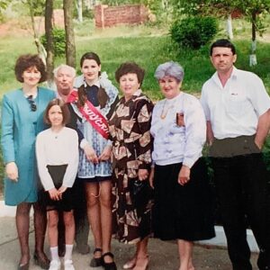 Mariya Efrosinina Instagram - Я саме з тих людей, для кого війна почалася у 2014 році.. Тоді я втратила свій Крим.

Піддані тоді вже божеволіючого диктатора прийшли, окупували й забрали його.

Забрали мій дім та мій фізичний звʼязок з містом Керч, де я народилася та провела дитинство та юність. 
Через мої дописи, виступи та публічні висловлювання проти анексії Криму ворог одразу вніс мене в списки. Ще тоді вніс в свої довбані списки. Тож я не була на своїй Батьківщини понад десять років. 

Найболючішим було в тому памʼятному 2014 році не мати змоги поїхати на поховання моїх бабусі та дідуся, яки пішли з життя один за одним через кілька місяців після окупації ..

Найнестерпніше -це не мати змоги провідувати могилу мого батька, куди щорічно з 2000 року ми приїздили покласти квіти.

Сьогодні, 26 лютого, десята річниця Дня кримського спротиву російській окупації. 

І все, що всередині мене залишається незмінним - це велика мрія поїхати додому, до мого Українського Криму.