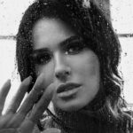 Mariya Efrosinina Instagram - Душать спогади про вечір 23.02.2022: обіцяна на 16-те лютого війна не почалася, паніка нарешті відступила, ми закінчили знімати новий сезон «Ліги Сміху» десь о 22:00, наржалися, як коні. Пішли після концерту з друзями до нас на келих, розлили вино, нарізали сир.. за столом почалася типова для останніх двох тижнів дискусія в стилі «ну ви шо, головою вдарилися? які танки в Києві, заспокойтесь- це брєд, ну припиніть вже паніку»… І раптом мене чомусь прошибає думка, що завтра, як висплюсь, мабуть все таки зберу всі наші документи до купи…і ліхтарик якійсь пошукаю.. кажуть, має бути..хоча нєнєнє, ну шо за брєд знов лізе в голову… Зараз пишу цей текст за тим самим столом - з тих пір велика кампанія за ним більше не збиралась. І мені дуже погано. До нудоти. До гіркоти. Від усвідомлення того, що від жінки з того вечора в мені сьогодні майже нічого не залишилося… А що зараз відчуваєте ви ? Kyiv, Ukraine