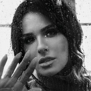 Mariya Efrosinina Instagram - Душать спогади про вечір 23.02.2022: 
обіцяна на 16-те лютого війна не почалася, паніка нарешті відступила, ми закінчили знімати новий сезон «Ліги Сміху» десь о 22:00, наржалися, як коні. Пішли після концерту з друзями до нас на келих, розлили вино, нарізали сир..
за столом почалася типова для останніх двох тижнів дискусія в стилі «ну ви шо, головою вдарилися? які танки в Києві, заспокойтесь- це брєд, ну припиніть вже паніку»… 
І раптом мене чомусь прошибає думка, що завтра, як висплюсь, мабуть все таки зберу всі наші документи до купи…і ліхтарик якійсь пошукаю.. кажуть, має бути..хоча нєнєнє, ну шо за брєд знов лізе в голову…

Зараз пишу цей текст за тим самим столом - з тих пір велика кампанія за ним більше не збиралась. 
І мені дуже погано. До нудоти. До гіркоти. 
Від усвідомлення того, що від жінки з того вечора в мені сьогодні майже нічого не залишилося…

А що зараз відчуваєте ви ?