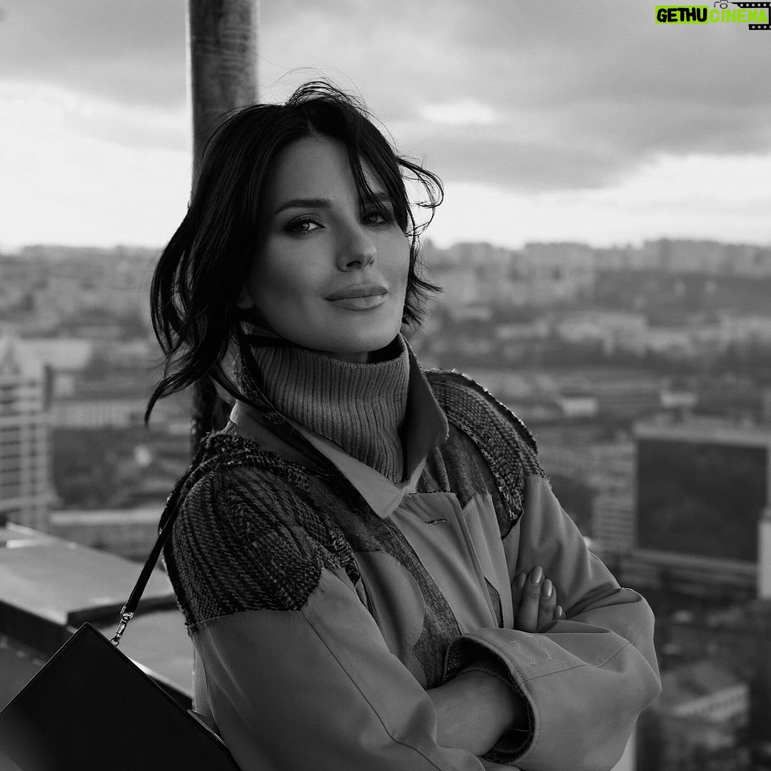Mariya Efrosinina - 103.5K Likes - Останнім часом мене не покидає відчуття, що світ поглинає темрява. Всі щілини, через які я бачила світло надії, стають вужчими..
Я розмірковую багато над тим, що сьогодні є надією для мене? Бо донедавна нею була віра в те, що все буде добре.
Сьогодні ж моя надія- це віра в те, що все, що ми робимо зараз, ми робимо не дарма…
