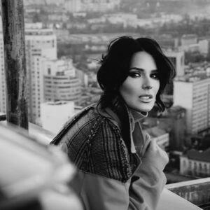 Mariya Efrosinina Instagram - Останнім часом мене не покидає відчуття, що світ поглинає темрява. Всі щілини, через які я бачила світло надії, стають вужчими..
Я розмірковую багато над тим, що сьогодні є надією для мене? Бо донедавна нею була віра в те, що все буде добре.
Сьогодні ж моя надія- це віра в те, що все, що ми робимо зараз, ми робимо не дарма…