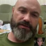 Mariya Efrosinina Instagram - Я перша зізналася тобі у коханні.. майже 22 роки тому. Ти відповів на це: «Дякую» - і я подумала: «нашим стосункам кінець». Сьогодні ми обидва навряд чи порахуємо, скільки разів за ці роки вимовили одне одному «люблю». Тільки ми вдвох з тобою знаємо, чим дається пронести це почуття через два десятиріччя.. Тільки ми вдвох знаємо, що навряд чи зможемо видати посібник з порадами на цю тему, бо ми далеко не ідеальні. І тільки в нашій пам’яті назавжди закарбується еволюція наших почуттів від від 14 лютого 2004 року, коли єдине, що нас турбувало- це те, щоб в той день не народилася наша донька, і не «забрала» у нас свято … і до сьогодні, коли ти доводиш мені свою любов тим, яким ти став. Я злюся, що ти залишив мене саму з дітьми та проблемами..і водночас пишаюся твоїм рішенням йти захищати свою країну і нас. Я прямо зараз пишу цей текст і ображаюся, бо ти вкотре забув, що сьогодні свято «рожевих соплів»…і водночас ржу, бо я б злякалася, якби ти про нього згадав і написав мені вірші) Я ненавиджу, що, коли ти в Києві, ти постійно на телефонах та в частині… і водночас тихо радію, бо, завдяки вашим з командою успіхам, тебе тепер викликають в підрозділ, і ми можемо знов ходити на побачення) *Сподіваюсь, ти прочитаєш цей допис, і таки принесеш мені ті квіти ))