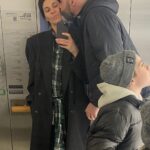 Mariya Efrosinina Instagram - Я перша зізналася тобі у коханні.. майже 22 роки тому. Ти відповів на це: «Дякую» - і я подумала: «нашим стосункам кінець». Сьогодні ми обидва навряд чи порахуємо, скільки разів за ці роки вимовили одне одному «люблю». Тільки ми вдвох з тобою знаємо, чим дається пронести це почуття через два десятиріччя.. Тільки ми вдвох знаємо, що навряд чи зможемо видати посібник з порадами на цю тему, бо ми далеко не ідеальні. І тільки в нашій пам’яті назавжди закарбується еволюція наших почуттів від від 14 лютого 2004 року, коли єдине, що нас турбувало- це те, щоб в той день не народилася наша донька, і не «забрала» у нас свято … і до сьогодні, коли ти доводиш мені свою любов тим, яким ти став. Я злюся, що ти залишив мене саму з дітьми та проблемами..і водночас пишаюся твоїм рішенням йти захищати свою країну і нас. Я прямо зараз пишу цей текст і ображаюся, бо ти вкотре забув, що сьогодні свято «рожевих соплів»…і водночас ржу, бо я б злякалася, якби ти про нього згадав і написав мені вірші) Я ненавиджу, що, коли ти в Києві, ти постійно на телефонах та в частині… і водночас тихо радію, бо, завдяки вашим з командою успіхам, тебе тепер викликають в підрозділ, і ми можемо знов ходити на побачення) *Сподіваюсь, ти прочитаєш цей допис, і таки принесеш мені ті квіти ))