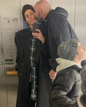 Mariya Efrosinina Instagram - Я перша зізналася тобі у коханні.. майже 22 роки тому.
Ти відповів на це: «Дякую» - і я подумала: «нашим стосункам кінець».

Сьогодні ми обидва навряд чи порахуємо, скільки разів за ці роки вимовили одне одному «люблю».

Тільки ми вдвох з тобою знаємо, чим дається пронести це почуття через два десятиріччя.. Тільки ми вдвох знаємо, що навряд чи зможемо видати посібник з порадами на цю тему, бо ми далеко не ідеальні.

І тільки в нашій пам’яті назавжди закарбується еволюція наших почуттів від від 14 лютого 2004 року, коли єдине, що нас турбувало- це те, щоб в той день не народилася наша донька, і не «забрала» у нас свято … і до сьогодні, коли ти доводиш мені свою любов тим, яким ти став.

Я злюся, що ти залишив мене саму з дітьми та проблемами..і водночас пишаюся твоїм рішенням йти захищати свою країну і нас.

Я прямо зараз пишу цей текст і ображаюся, бо ти вкотре забув, що сьогодні свято «рожевих соплів»…і водночас ржу, бо я б злякалася, якби ти про нього згадав і написав мені вірші)

Я ненавиджу, що, коли ти в Києві, ти постійно на телефонах та в частині… і водночас тихо радію, бо, завдяки вашим з командою успіхам, тебе тепер викликають в підрозділ, і ми можемо знов ходити на побачення)

*Сподіваюсь, ти прочитаєш цей допис, і таки принесеш мені ті квіти ))