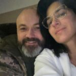 Mariya Efrosinina Instagram - Я перша зізналася тобі у коханні.. майже 22 роки тому. Ти відповів на це: «Дякую» - і я подумала: «нашим стосункам кінець». Сьогодні ми обидва навряд чи порахуємо, скільки разів за ці роки вимовили одне одному «люблю». Тільки ми вдвох з тобою знаємо, чим дається пронести це почуття через два десятиріччя.. Тільки ми вдвох знаємо, що навряд чи зможемо видати посібник з порадами на цю тему, бо ми далеко не ідеальні. І тільки в нашій пам’яті назавжди закарбується еволюція наших почуттів від від 14 лютого 2004 року, коли єдине, що нас турбувало- це те, щоб в той день не народилася наша донька, і не «забрала» у нас свято … і до сьогодні, коли ти доводиш мені свою любов тим, яким ти став. Я злюся, що ти залишив мене саму з дітьми та проблемами..і водночас пишаюся твоїм рішенням йти захищати свою країну і нас. Я прямо зараз пишу цей текст і ображаюся, бо ти вкотре забув, що сьогодні свято «рожевих соплів»…і водночас ржу, бо я б злякалася, якби ти про нього згадав і написав мені вірші) Я ненавиджу, що, коли ти в Києві, ти постійно на телефонах та в частині… і водночас тихо радію, бо, завдяки вашим з командою успіхам, тебе тепер викликають в підрозділ, і ми можемо знов ходити на побачення) *Сподіваюсь, ти прочитаєш цей допис, і таки принесеш мені ті квіти ))