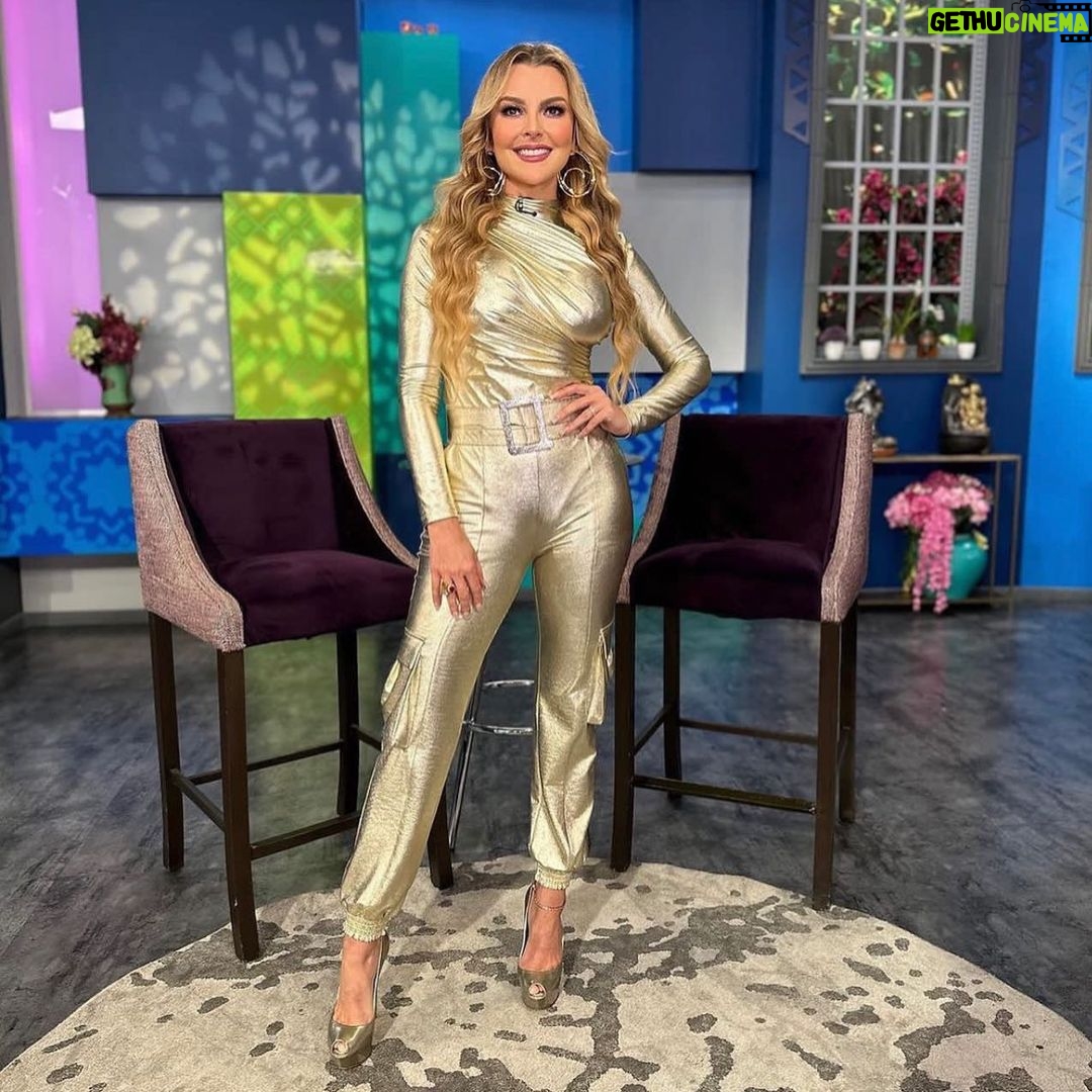 Marjorie de Sousa Instagram - Hoy!!! 🥰😃🙌🏻⭐️🌟 @vanessaarellanomakeup @josechester @almusdelatorre @cuentameloyaof 🥰🥰🥰gracias equipo ⭐️ @veocomocantasmx este Domingo 9:00 pm por @canalestrellas @alepalomera1 @mediaconceptspr