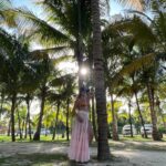 Marjorie de Sousa Instagram - Lo bonito de la vida 🥰 es que podemos escribir un capítulo diferente cada día, por mucho que estes pasando recuerda que un nuevo día te brinda la oportunidad de acomodar eso que te está sacando de ti, eso que tanto perturba tu corazón. Todo se acomoda con la salida de un nuevo sol, podemos ver mejor después de la noche de tormenta. Es bonito poder mirar atrás y verte en el ahora, saber que fuiste valiente y sobre todo esperaste en los brazos del señor. Aprender a respirar cuando sientes que no puedes, buscar eso que te hace volver a ti, que te regresa a lo que te da calma, busca tu lugar seguro dentro de ti 🙌🏻siempre existe uno. Cuando hago esto no puedo dejar de viajar a un lugar donde fui muy feliz, Higuerote 😍 los que somos de mi país sabemos lo que significan las playas de nuestra tierra 😀y si, ese es mi lugar seguro 🥰 cuando algo me trata de sacudir viajo a el 🏖️ tengo un montón de momentos bonitos en ese lugar 😍 el buscar tu lugar seguro te ayuda a regresar y conectar tus pensamientos en algo que te da sensación de felicidad, calma 🧘🏼‍♀️ inténtalo 🙌🏻 medita y busca ese lugar donde fuiste feliz, donde te sentías protegido. #todopasa #solotenfé #losiento #perdóname #teamo #gracias 🕉️
