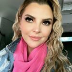Marjorie de Sousa Instagram - Preparándote mi #EvaMontana y esperando nuestro gran @golpedesuertetv 😃❤️🥰 👍🏻😃😜😜😜😜😜🤗🤗🤗🤗🤗🤗🤗 @nicandrodiazof @antonioarvizuv P.D. Ame mis botas #barbie de @calzadodakkota 😍💕