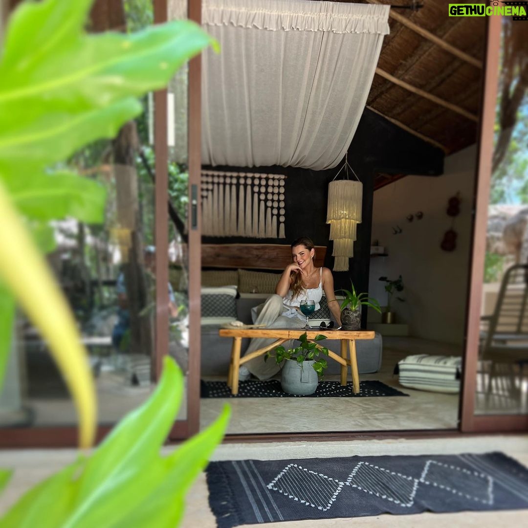 Marjorie de Sousa Instagram - Un lugar donde desconectar de tanto ruido, para conectar con lo real. @the.yellownest #tulum #paraiso #selva #vida #naturaleza #encantos #lugares #paz #love #photoby #v 😁🥰❤️