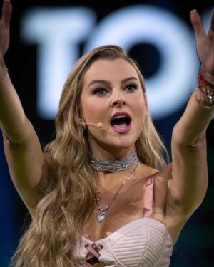 Marjorie de Sousa Instagram - Hoy tenemos de invitada a @marjodsousa 🙌🏻🫰🏻 Nos vemos a las 8:00 p. m. por @micanalcinco 📺