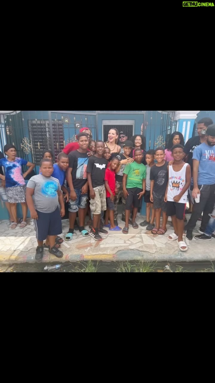 Marjorie de Sousa Instagram - Aquí en la 42 con mis compañeros de rodaje!!! como dicen aquí en teteo 😂😂😂😂😂😂 🎬🎥🎞️ #RepublicaDominicana #film #cine #latino 🥰😍😍😍😍 me encanta la alegría de su gente 🥰🥰🥰🥰🥰🥰