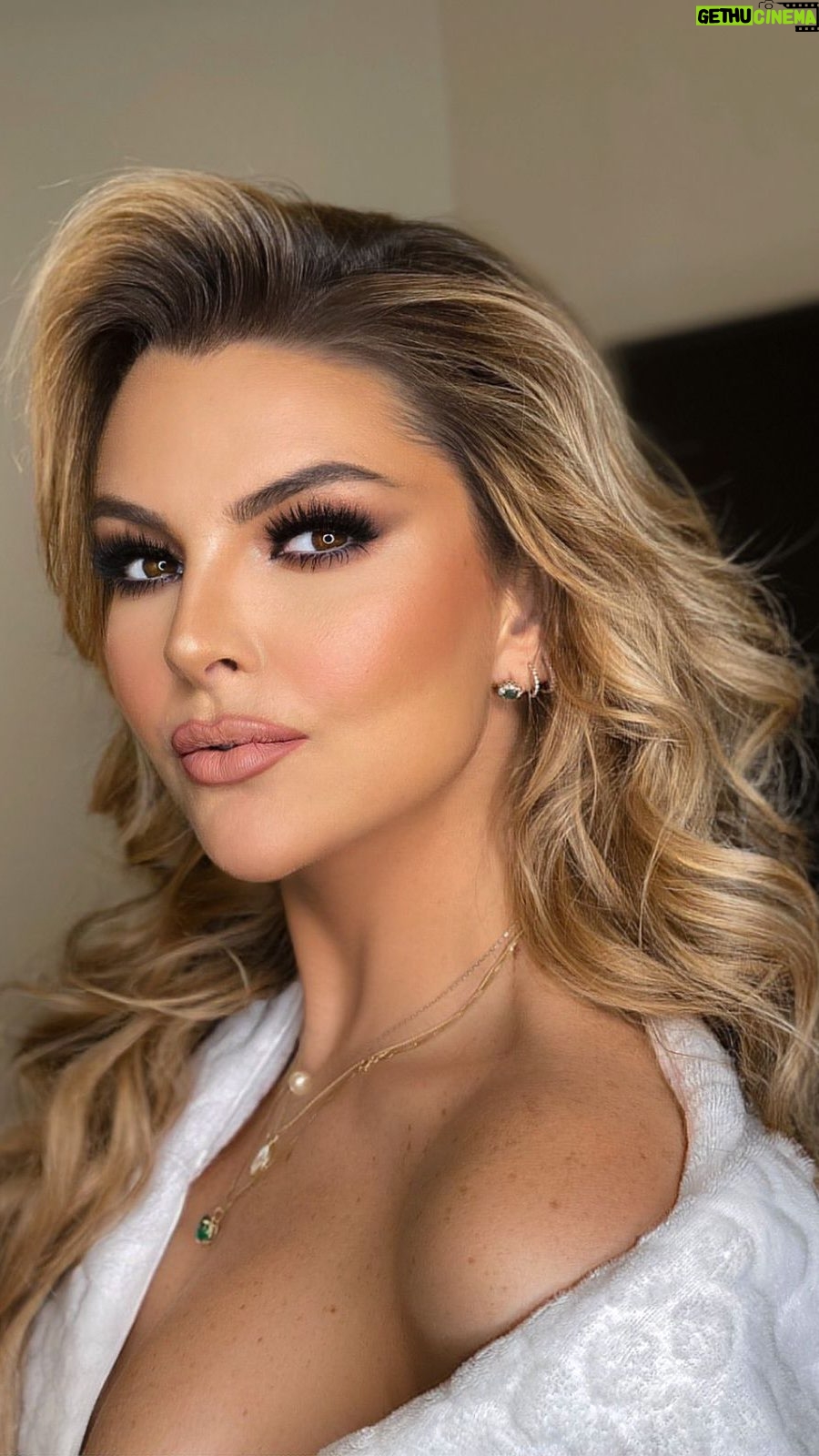 Marjorie de Sousa Instagram - Ame 🥰😍❤️ @jordi_80 @maggiesanchezhair 👊🏻 #makeupartist #hair