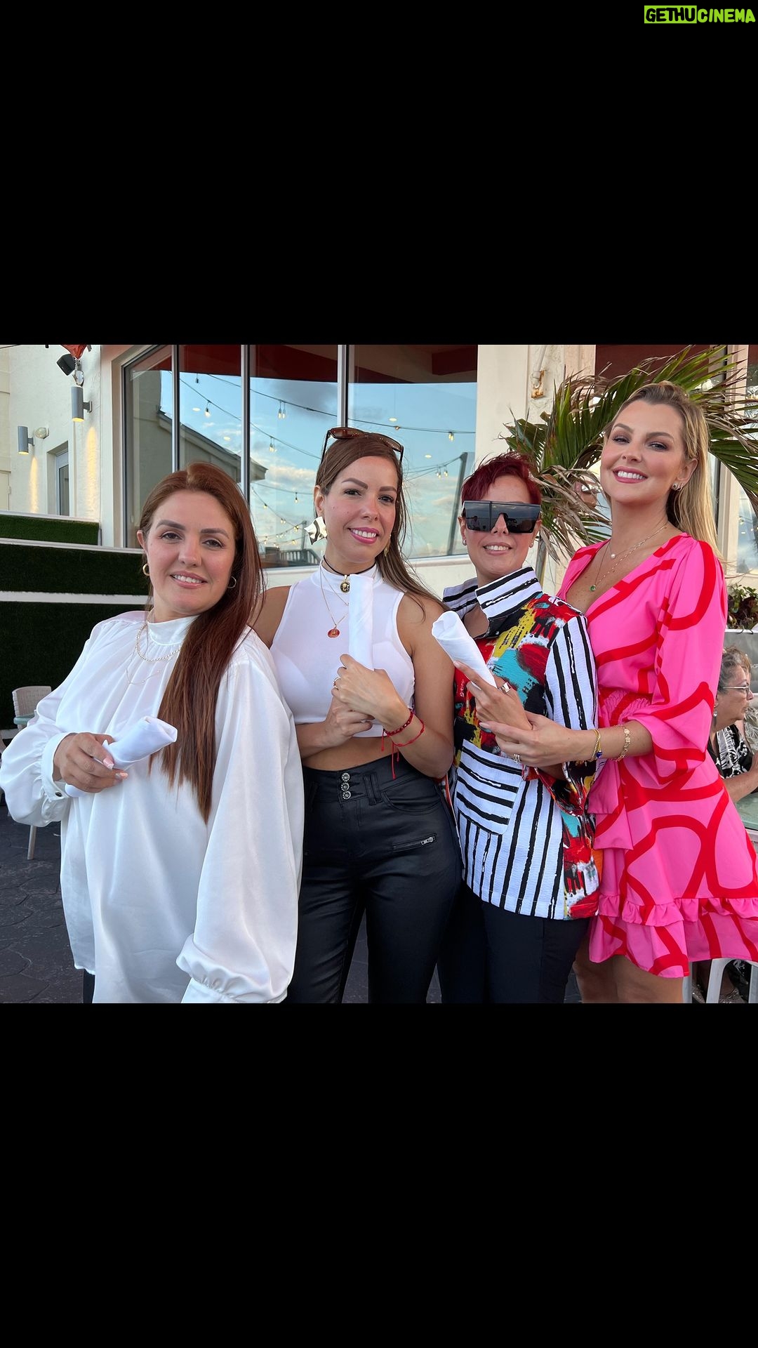 Marjorie de Sousa Instagram - Chicas y mi título..? @karina_caroka @marialedlima @isabel_dlima ACLARO EL TITULO MÍO LO TENÍA MI MAMÁ 😁 las amo y valoro su amistad 🥰🥰🥰por muchos años más 😍así de guapas 😍😍😍😍😍😍😍