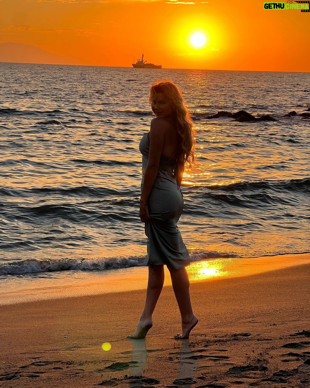 Marjorie de Sousa Instagram - Universo te hablo con claridad 🙌🏻🙌🏻🙌🏻 #muypronto 🎬📽️📸 @vanessaarellanomakeup #Gracias #Gracias #Gracias #cine Vallarta