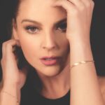 Marjorie de Sousa Instagram - Desde hace mucho estaba viendo trabajos de cejas y me daba temor hacerme esto 😱😱😱 sobre todo por mi trabajo que debo representar muchos tipos de mujeres, me daba terror me cambiaran la cara, mi forma de ojos jejejej pero cuando este hombre maravilloso en todo lo que hace me dijo que el las hacía 😱😱😱 sin pensar mas le dije que si 🤗🤗🤗🤗🤗 cual fue mi razón para decidir que fuera con @delarosamakeup puesssss me conoce Perfecto la cara, ya tengo muchos años trabajando con el, es el mejor maquillista de méxico y maestro de muchos muy buenos también, vi su trabajo y me encantooooooio. Así que antes de hacérmelas estudiamos diferentes opciones para ver cuál me gustaría más. Javi te adoro ❤️❤️❤️❤️ gracias por este hermoso trabajo 😍😍😍me encantan mis cejas y son megaaaaa naturales 🥰🙌🏻🙌🏻 @delarosamakeup eres tremendo maestro, profesional, ver cómo amas todo lo qué haces y cómo nos dejas a todas de mas hermosas jajaj te adoro 🥰 GRACIAS 🥂súper recomendado @delarosamakeup 💋💋 #cejas #diseñodecejas #delarosa #microblading #natural #rubias