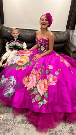 Marjorie de Sousa Instagram - Preparándonos para cantarle a nuestra #morenitabella #virgendeguadalupe #entudia #teamamos #Mati #marjoriedesousa @mitzyofficial_ @elcamerinosaloon @delarosamakeup @alepalomera1 @mediaconceptspr P.D. Mi bebé hermoso té amo 🤤todo un galán.