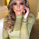 Marjorie de Sousa Instagram - @marjodsousa ready para @hoydia … #byjuansousa 💝💚 #dandomelotodo #marjoriedesousa #hairbyjulianhairstudio #beautyreels #hoydia #telemundo Hair @julianhairstudio Makeup @juansousaofficial Telemundo