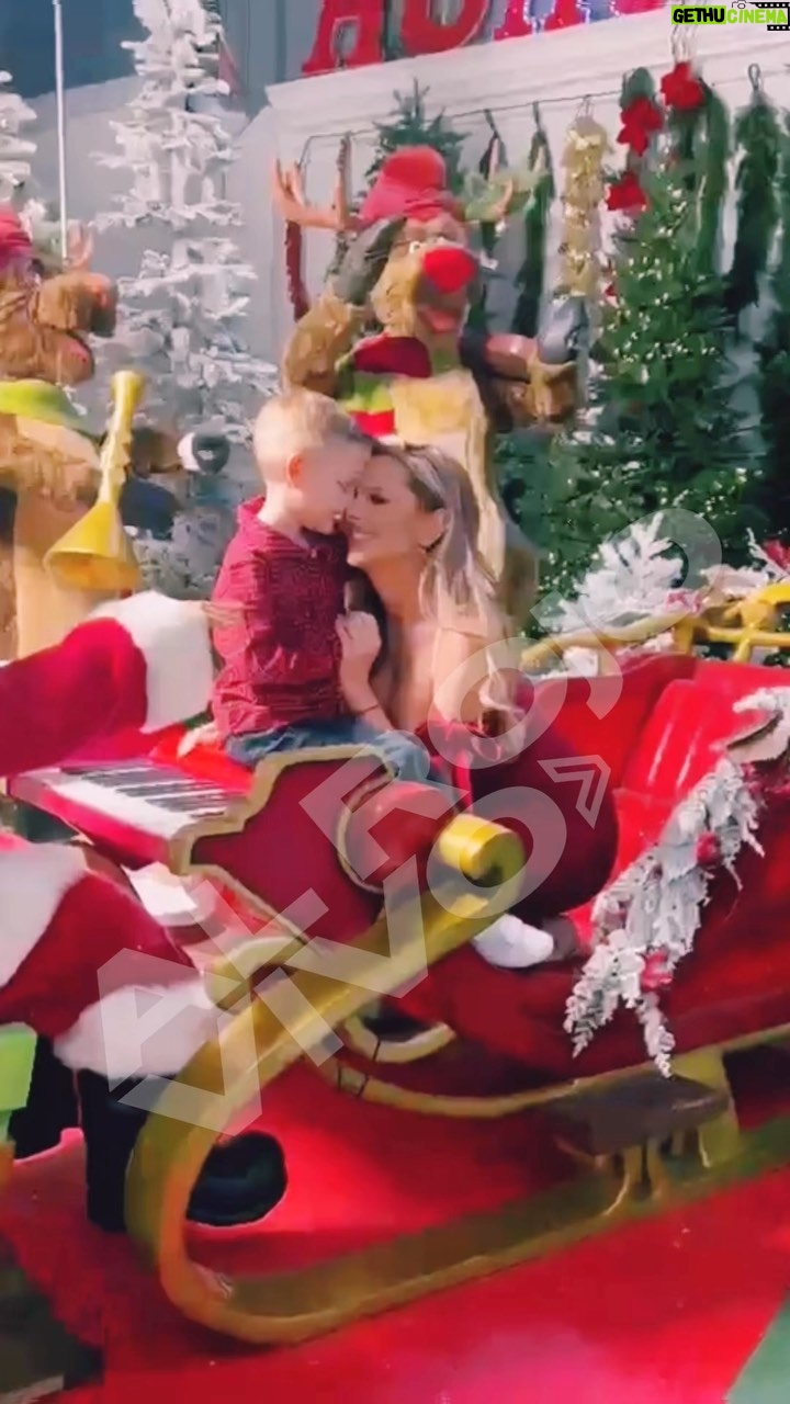 Marjorie de Sousa Instagram - 🎄💕Una probadita de lo que será el video de la canción navideña de @marjodsousa y su bello hijo Matías. #AlRojoVivo estuvo detrás de cámaras y te tenemos el estreno del video EN EXCLUSIVA hoy en horario mundialista 4:30pm/3:30C ❄️ ⛄️