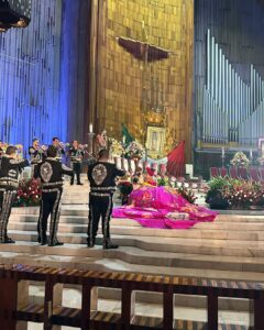 Marjorie de Sousa Instagram - Mamita hermosa de Guadalupe 🙌🏻🙌🏻🙌🏻 Gracias, gracias, gracias. Dios y nuestra madre bendicen los hogares de cada uno de ustedes. #teamomadremia #portiyparati #teamamos 🥰 gracias @telemundo @omarfernandez31 @ssmester @ronalddaym @alepalomera1 @mediaconceptspr @elcamerinosaloon @mitzyofficial_ @delarosamakeup por este hermoso encuentro con nuestra madre. #diadelaguadalupe #teamo gracias mi hermoso hijo por siempre acompañarme ❤️ #Mati #juanDiego y a ti mami por estar junto a mi nuevamente #gloria #teamo 📸 @omarfernandez31