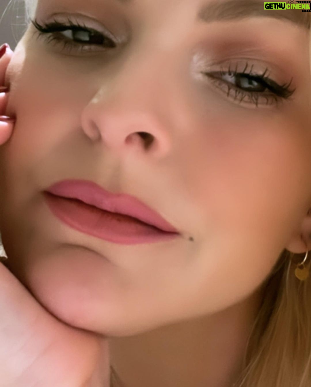 Marjorie de Sousa Instagram - Bienvenido noviembre!!! 🥰😍Se que contigo vendrán cosas maravillosas 🪄🪄🪄