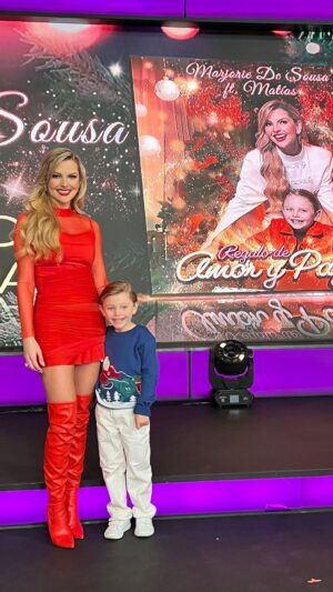 Marjorie de Sousa Instagram - Cuando las cosas se hacen con amor ❤️ TODO FLORECE EN BIEN!!! Estoy orgullosa de nosotros hijo, somos un gran equipo 🥰 así nos tocó y siempre salimos adelante.  No necesitamos decir más cuando el brillo, el amor verdadero, La Paz de nuestros corazones, el desearle el  bien a otros, cuando todo eso es lo que habla.  Te amo mi campeón, eres lo más grande de mi vida y por ti hago todo.  A brillar como siempre mi bebé y aquí un sueño de los dos “REGALO DE AMOR Y PAZ “ para todos los corazones que lo necesitan. LOS AMAMOS ❤️❤️❤️❤️ gracias @alepalomera1 @mediaconceptspr @palomeragroup por tantos años de amor y trabajo juntos.  Gracias a ❤️ Styling: @enricobompani tantos años juntos y ahora poniendo guapo a mi Mati 🥰 
Look para la foto de portada del tema : @alamode.mx  #photo & #makeup mi amado  @jordi_80 #hair @maggiesanchezhair por el amor y cariño y su tiempo para nosotros 🥰🥰🥰 a mi amada @pimilore y mi #chivis que me dejaron hermosa para cantar en vivo hicieron un trabajo hermoso, mi @vanessaarellanomakeup y mi @carmen_garzon  que me dejaron espectacular para salir en vivo 🥰
A mis amigas de @casamerlinamx por todos los detalles y por ahí vienen más sorpresas con ustedes 🥰🥰🥰🥰🥰🥰🥰🥰 este 4 de Docienbre se estrenará nuestro video musical también 🥰🥰 ya les estaré contando por acá.  #viveydejavivir #teamo #brillafuerte #sinmiedo #mamáymati #gaita #venezuela #méxico Gracias a nuestro productor musical @gabrielcmusica por otro año más haciendo magia. A mi equipo novelero por el apoyo @gusernesto_ @malenyfigueroa @golpedesuertetv  @angelicabjim 🥰🥰🥰🥰 GRACIAS @programahoy y nuestra querida @andy___rodriguez por este espacio hermoso para compartir con ustedes verdad, Amor, Paz. Los amamos ❤️❤️