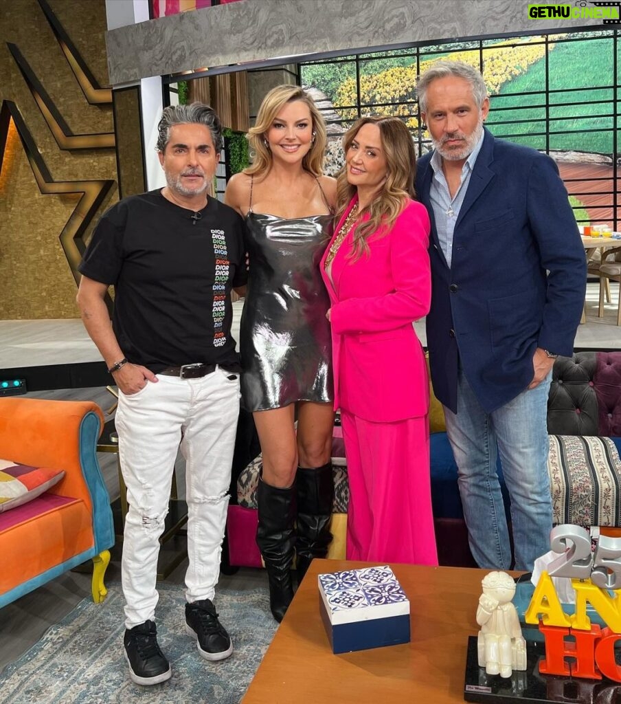 Marjorie de Sousa Instagram - Hoy en Hoy 😃🤩🥰 #EvaMontana @golpedesuertetv hoy 8:30 pm por @canalestrellas Televisa San Ángel