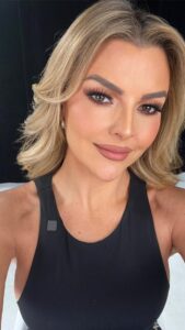 Marjorie de Sousa Instagram - Preparando cosas bonitas, con gente que amo ❤️❤️ @julianhairstudio @juansousaofficial @angelramoos @benditoclosetstyle @denisedelpino @officialpetalatino @alepalomera1 y mi bebé #Mati #Miami