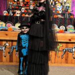 Marjorie de Sousa Instagram - De las festividades más bonitas 😍 El Día de Muertos es una festividad de origen prehispánico, en la cual el pueblo celebra y honra a sus familiares fallecidos mediante la colocación de altares u ofrendas sobre sus tumbas o en las casas, según la región del país en la que se encuentren. Desde que conocí esto ♥️ en mi casa ponemos el altar todos los años y Mati nos ayuda 🥰 amo tu país hijo y te amo profundamente y todo lo que me enseñas día con día. 🥰🎃 #compañerodeaventuras 🥰 #diademuertos gracias a mi querido @delarosamakeup y a tu hermoso equipo 🥰🥰🥰 te quedó espectacular mi @victorvillalobosmua 👏🏻👏🏻 y a ti también te quedó hermoso mi Mati 🥰 @cristobalgutierrezmua #fashiondesing @ernestt_guessi @luzrangelarte @polerinafashion #catrinamakeup P.D. Estoy montando un video de parte de lo que hacen en esta hermosa tradición ( en mis historias ) ES ESPECTACULAR. Ojalá podamos ver la muerte así y no sufriríamos tanto cuando nuestros seres amados transcienden.
