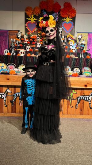 Marjorie de Sousa Instagram - De las festividades más bonitas 😍 
El Día de Muertos es una festividad de origen prehispánico, en la cual el pueblo celebra y honra a sus familiares fallecidos mediante la colocación de altares u ofrendas sobre sus tumbas o en las casas, según la región del país en la que se encuentren. Desde que conocí esto ♥️ en mi casa ponemos el altar todos los años y Mati nos ayuda 🥰 amo tu país hijo y te amo profundamente y todo lo que me enseñas día con día. 🥰🎃 #compañerodeaventuras 🥰 #diademuertos gracias a mi querido @delarosamakeup y a tu hermoso equipo 🥰🥰🥰 te quedó espectacular mi  @victorvillalobosmua 👏🏻👏🏻 y a ti también te quedó hermoso mi Mati 🥰
@cristobalgutierrezmua
#fashiondesing 
@ernestt_guessi
 @luzrangelarte
 @polerinafashion #catrinamakeup P.D. Estoy montando un video de parte de lo que hacen en esta hermosa tradición ( en mis historias ) ES ESPECTACULAR. Ojalá podamos ver la muerte así y no sufriríamos tanto cuando nuestros seres amados transcienden.