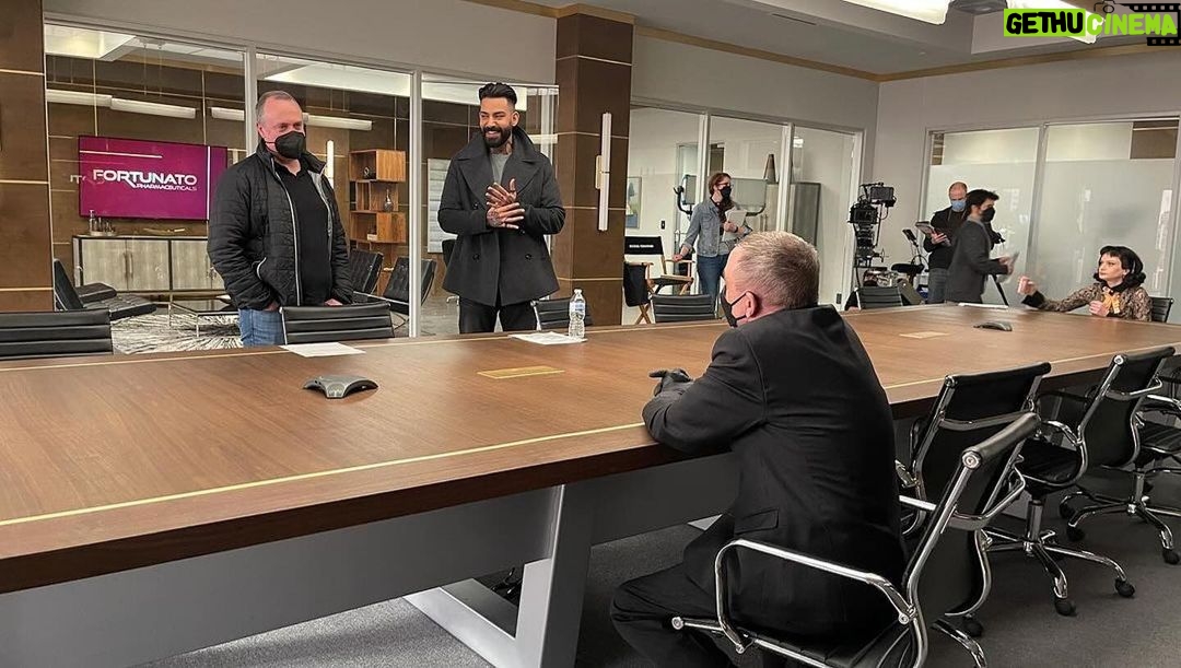 Mark Hamill Instagram - When I met Rahul for the first time, I could feel I'd made a new friend...for life. (also: 🎂, buddy!) #TheFallOfTheHouseOfUsher #Repost @flanaganfilm ・・・ When Rahul met Mark for the first time… you could feel his smile across the stage. #thefallofthehouseofusher