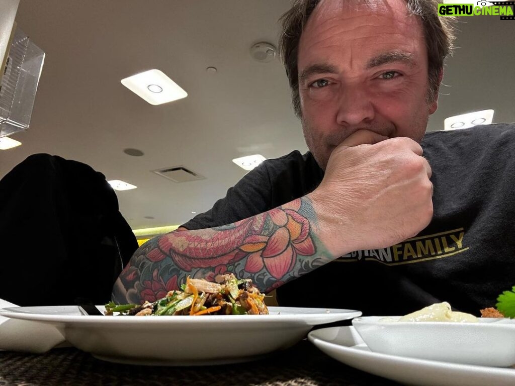 Mark Sheppard Instagram - Well… back in my favorite @qantas lounge on the way to @supanovaexpo in Gold Coast! Couple of days with the family and then Melbourne!!! #spnfamily