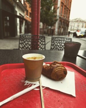 Mark Sheppard Instagram - Bonjour Toulouse! C’est le matin. @tgstoulouse #spnfamily @boulangeriemargueritetoulouse