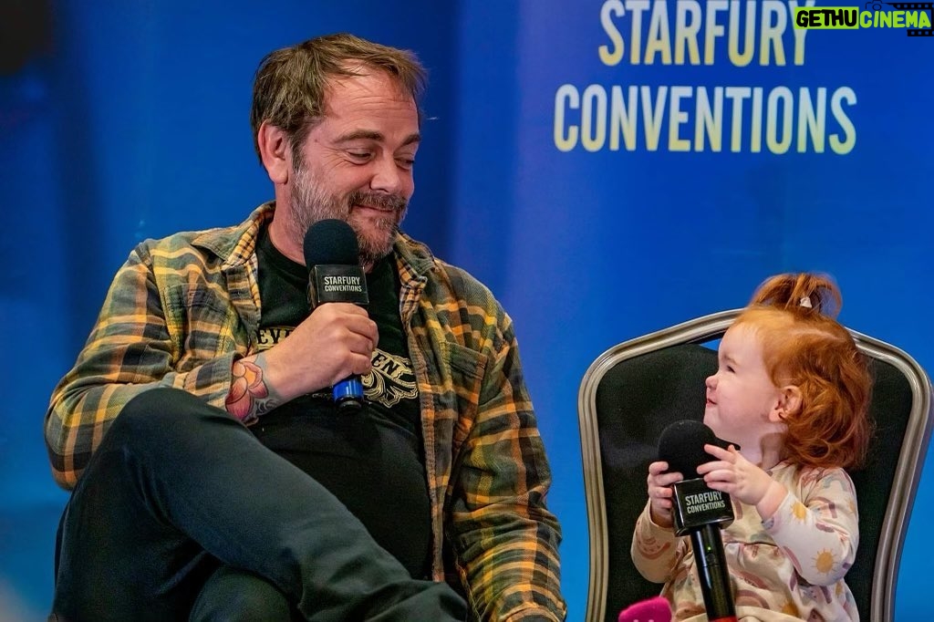 Mark Sheppard Instagram - Surprise visit from @ruthie_connell for @starfuryevents Crossroads5. Good to catch up. #spnfamily