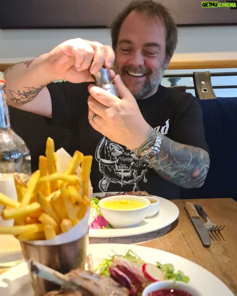 Mark Sheppard Instagram - Hanging out with my mate Phil at Quod Oxford #spnfamily